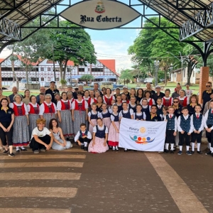 Rotarianos dos USA posam com grupos de danças tradicionais Germânicas de Quatro Pontes